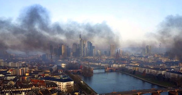 Rauch ueber Frankfurt II